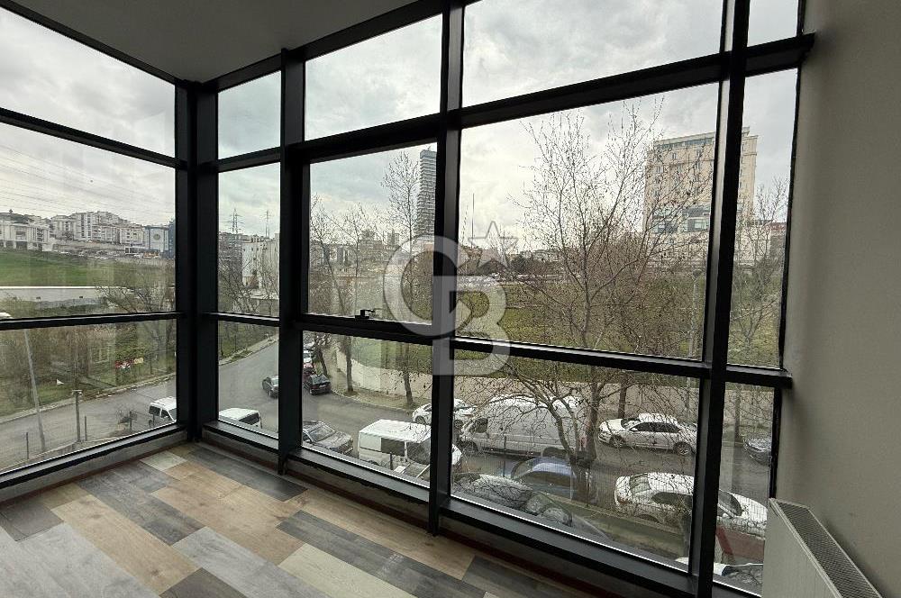 AVCILAR E-5 KOSKA 100m MESAFEDE KİRALIK 80m2 OFİS PRESTİJLİ BİNA