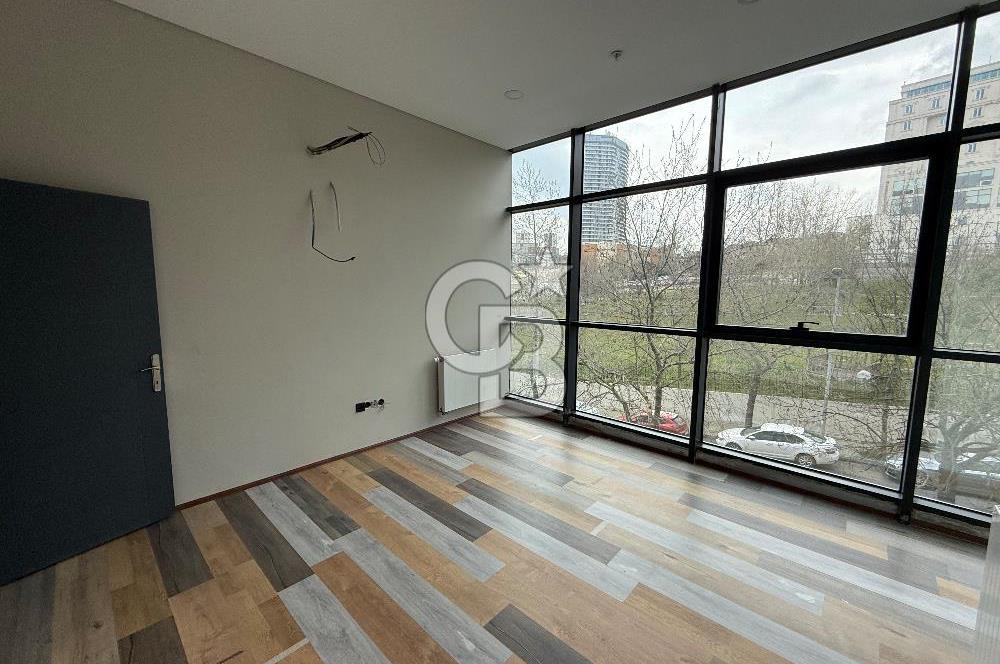 AVCILAR E-5 KOSKA 100m MESAFEDE KİRALIK 80m2 OFİS PRESTİJLİ BİNA