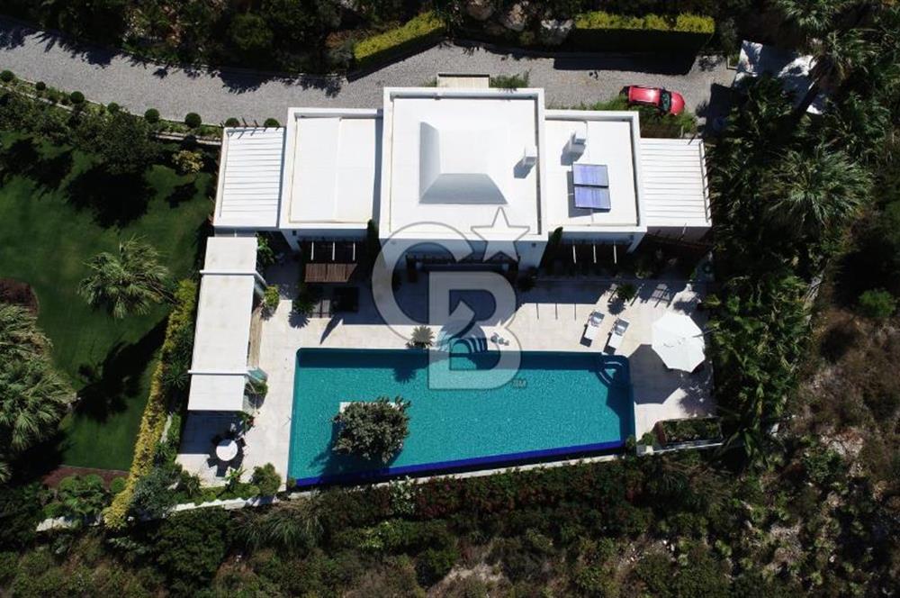 İzmir Çeşme de Satılık 3500 m2 Arsa İçerisinde Havuzlu Lüks Villa