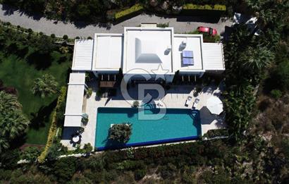 İzmir Çeşme de Satılık 3500 m2 Arsa İçerisinde Havuzlu Lüks Villa