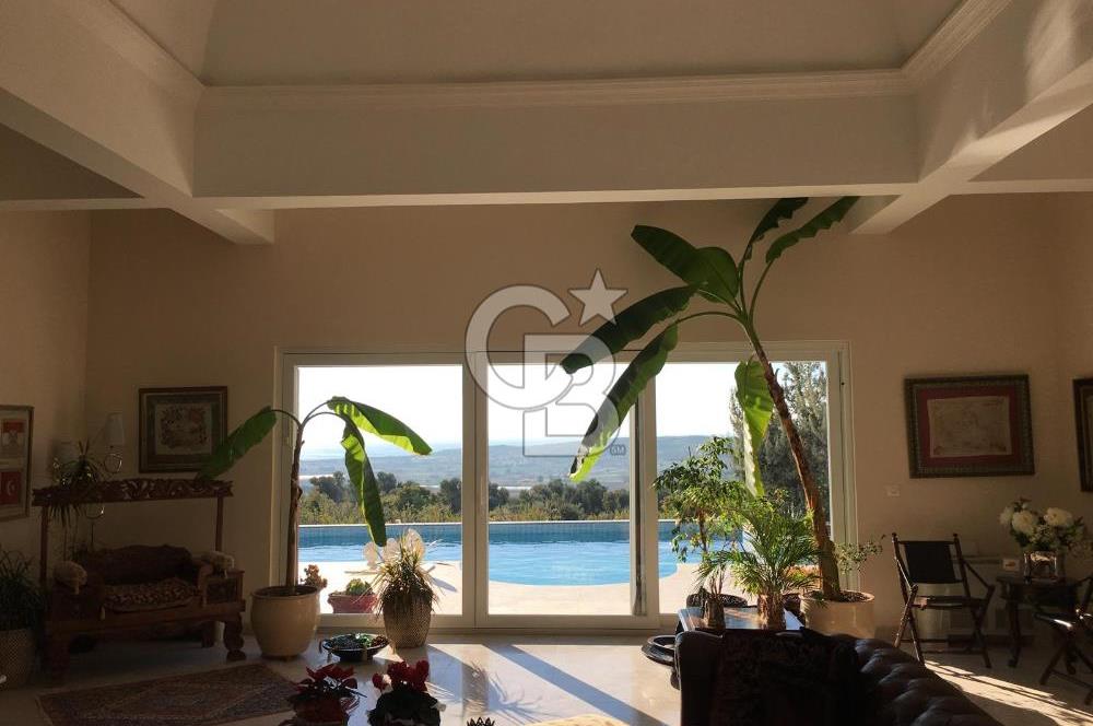 İzmir Çeşme de Satılık 3500 m2 Arsa İçerisinde Havuzlu Lüks Villa