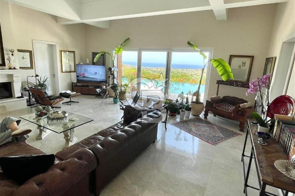 İzmir Çeşme de Satılık 3500 m2 Arsa İçerisinde Havuzlu Lüks Villa