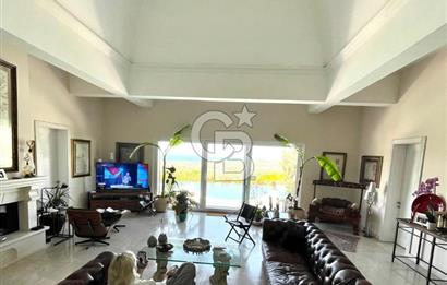 İzmir Çeşme de Satılık 3500 m2 Arsa İçerisinde Havuzlu Lüks Villa