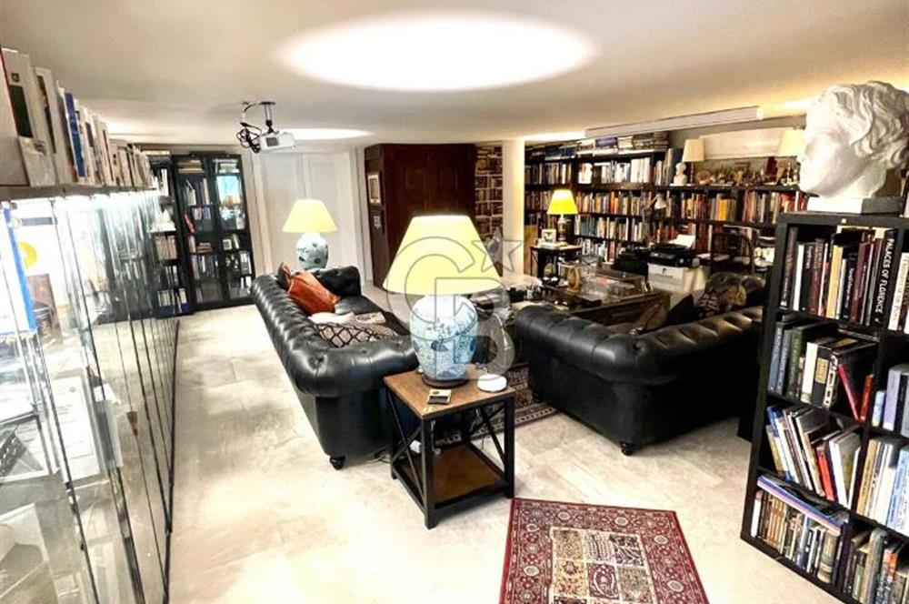 İzmir Çeşme de Satılık 3500 m2 Arsa İçerisinde Havuzlu Lüks Villa