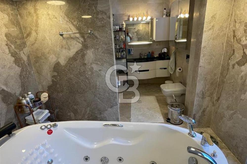 İzmir Çeşme de Satılık 3500 m2 Arsa İçerisinde Havuzlu Lüks Villa
