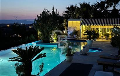 İzmir Çeşme de Satılık 3500 m2 Arsa İçerisinde Havuzlu Lüks Villa