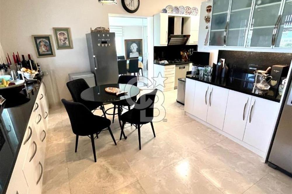 İzmir Çeşme de Satılık 3500 m2 Arsa İçerisinde Havuzlu Lüks Villa