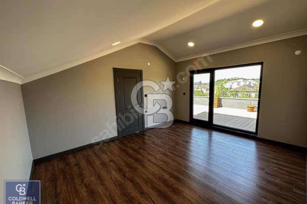 DÜZCE'DE ÖZEL İÇ TASARIMLI TERASLI 4+1 SATILIK TRIPLEKS VİLLA