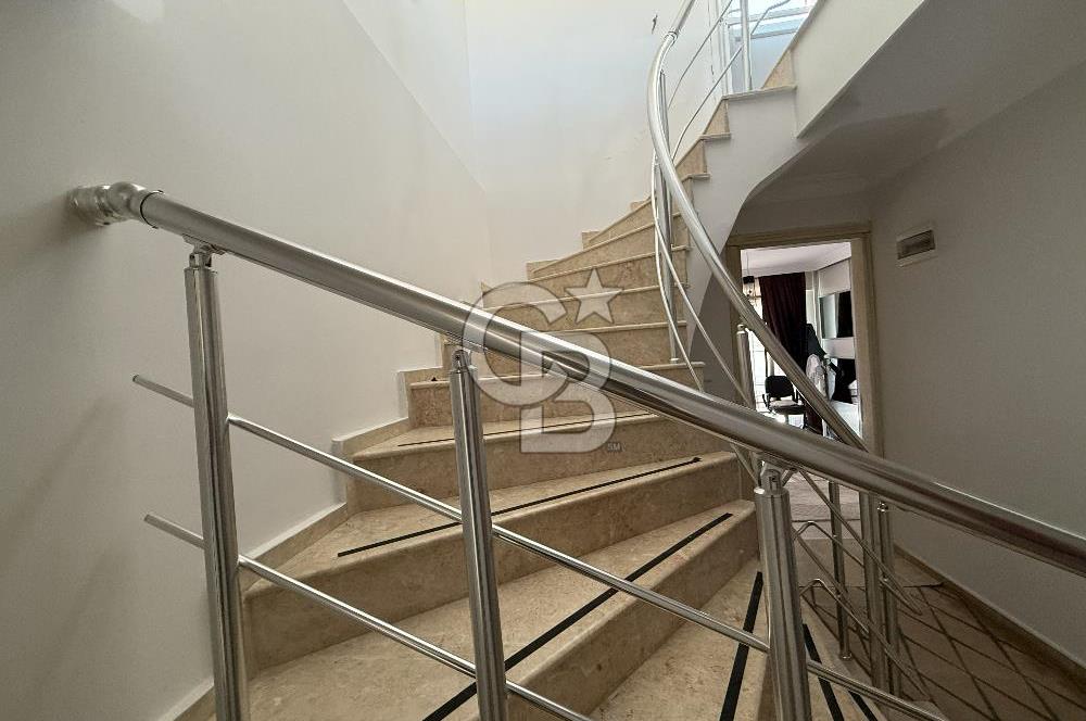 Güzelbahçe'de Ticari Ruhsatlı,Müstakil Bahçeli Satılık Villa