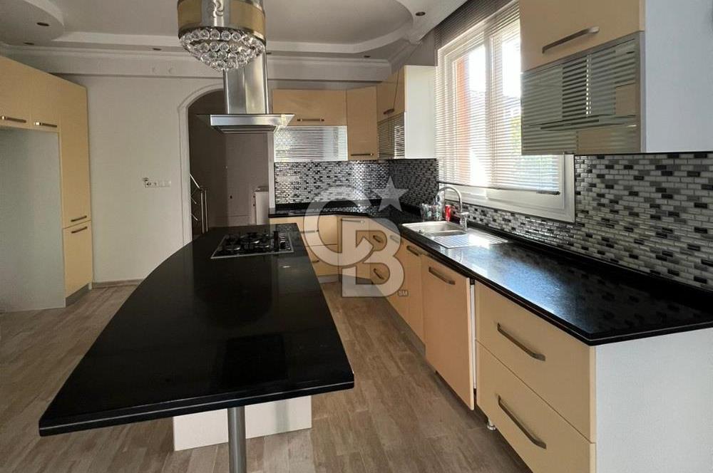 Güzelbahçe'de Ticari Ruhsatlı,Müstakil Bahçeli Satılık Villa