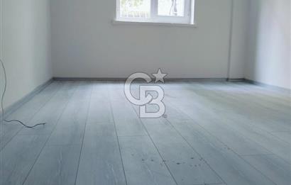 HÜRRİYET CADDESİ ÜZERİNDE DİKMEN CADDESİNE 1 BİNA İÇİ TAMAMEN YENİLENMİŞ 3+1 