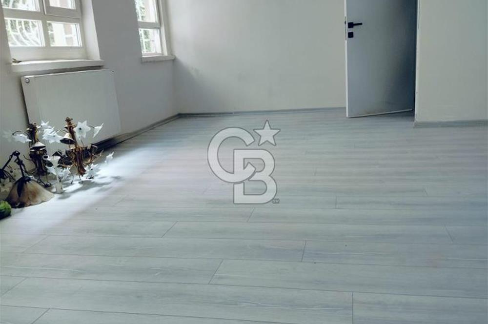 HÜRRİYET CADDESİ ÜZERİNDE DİKMEN CADDESİNE 1 BİNA İÇİ TAMAMEN YENİLENMİŞ 3+1 