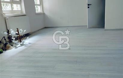 HÜRRİYET CADDESİ ÜZERİNDE DİKMEN CADDESİNE 1 BİNA İÇİ TAMAMEN YENİLENMİŞ 3+1 