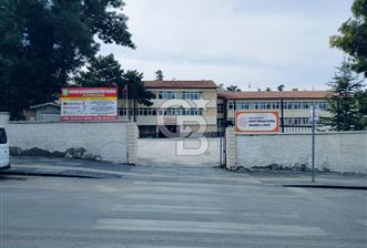 HÜRRİYET CADDESİ ÜZERİNDE DİKMEN CADDESİNE 1 BİNA İÇİ TAMAMEN YENİLENMİŞ 3+1 