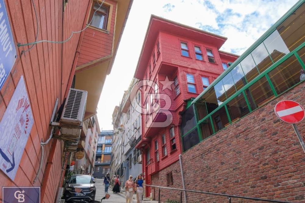 Üsküdar merkezde satılık dükkan ve bina. takasa açık.