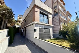 ATATÜRK MAH. MERKEZİ KONUMLU DENİZ MANZARALI SATILIK 4+1 VİLLA