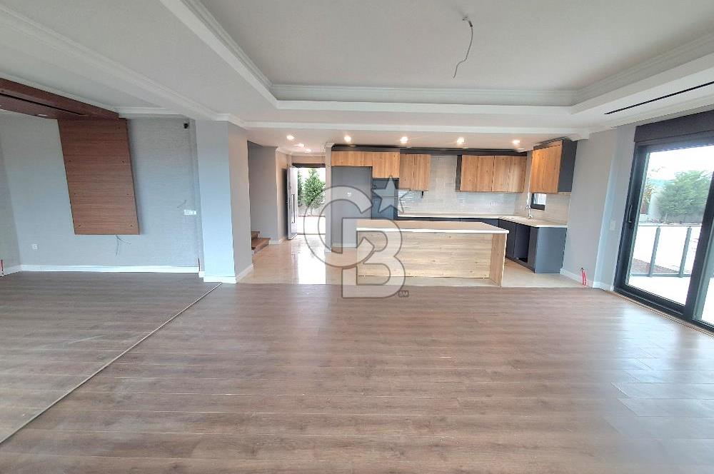 Arnavutköy Durusu'da Satılık Tripleks Villa, Göl Manzaralı
