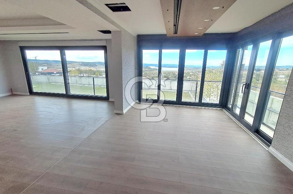 Arnavutköy Durusu'da Satılık Tripleks Villa, Göl Manzaralı