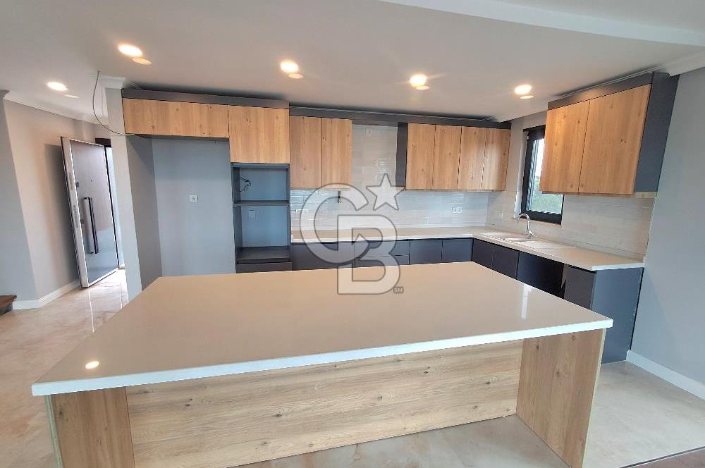 Arnavutköy Durusu'da Satılık Tripleks Villa, Göl Manzaralı