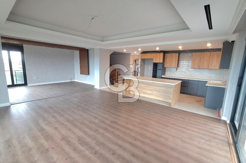 Arnavutköy Durusu'da Satılık Tripleks Villa, Göl Manzaralı