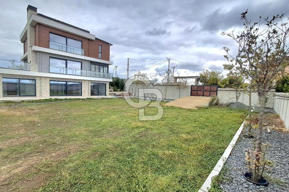 Arnavutköy Durusu'da Satılık Tripleks Villa, Göl Manzaralı