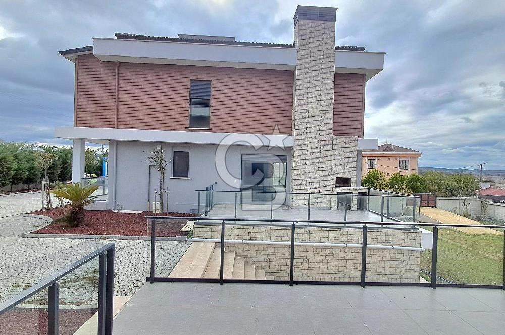 Arnavutköy Durusu'da Satılık Tripleks Villa, Göl Manzaralı