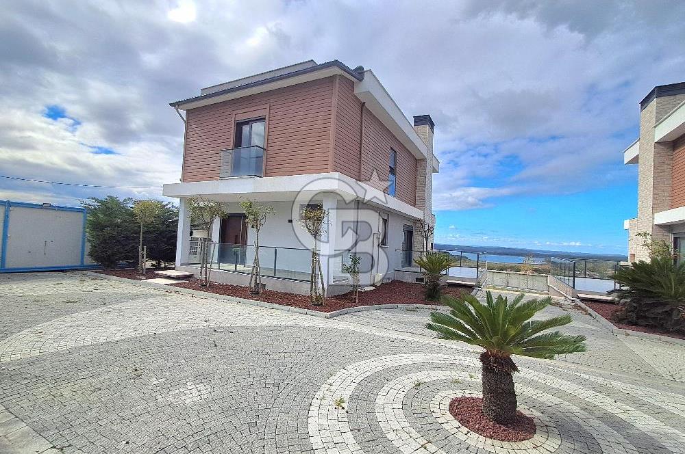 Arnavutköy Durusu'da Satılık Tripleks Villa, Göl Manzaralı