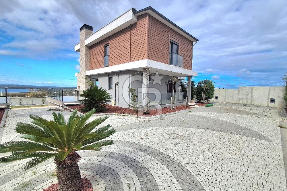 Arnavutköy Durusu'da Satılık Tripleks Villa, Göl Manzaralı