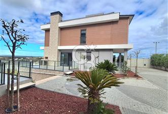 Arnavutköy Durusu'da Satılık Tripleks Villa, Göl Manzaralı