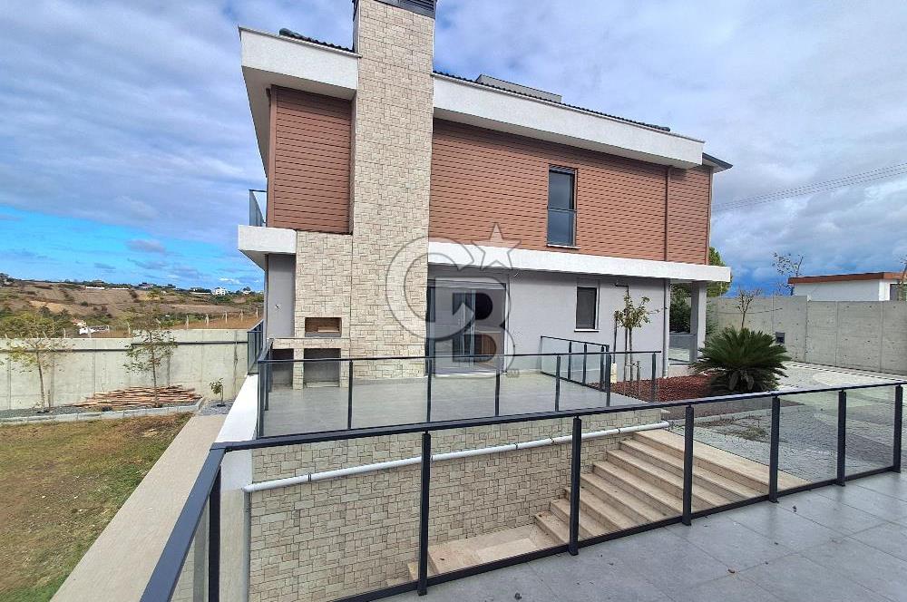 Arnavutköy Durusu'da Satılık Tripleks Villa, Göl Manzaralı