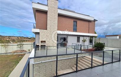 Arnavutköy Durusu'da Satılık Tripleks Villa, Göl Manzaralı