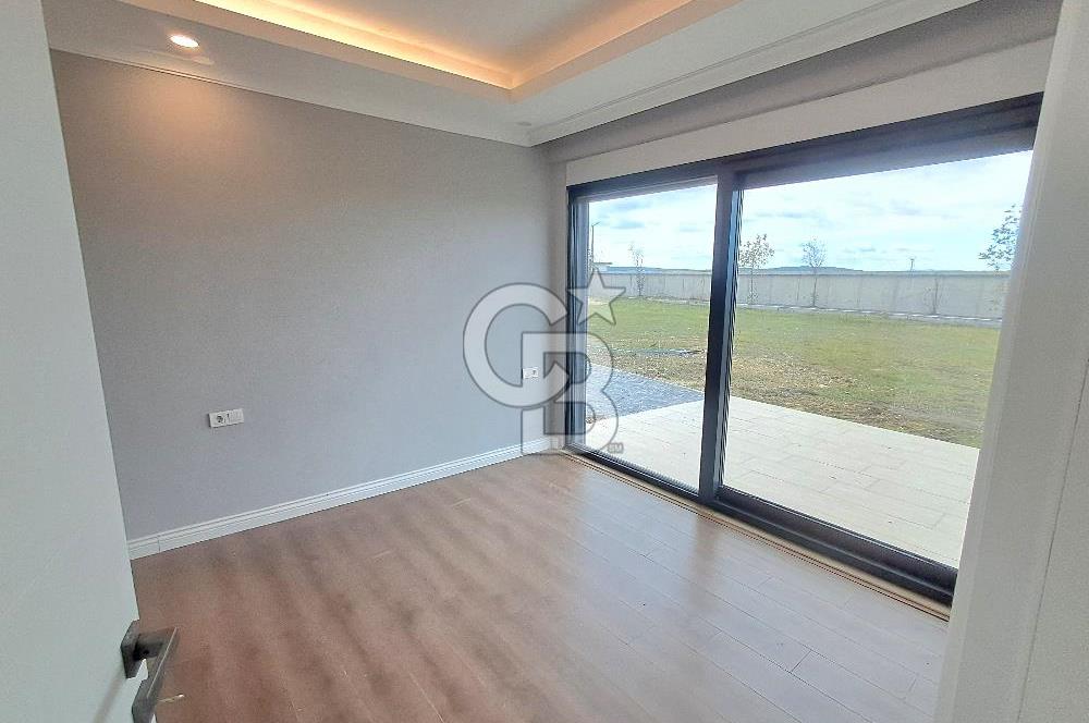 Arnavutköy Durusu'da Satılık Tripleks Villa, Göl Manzaralı