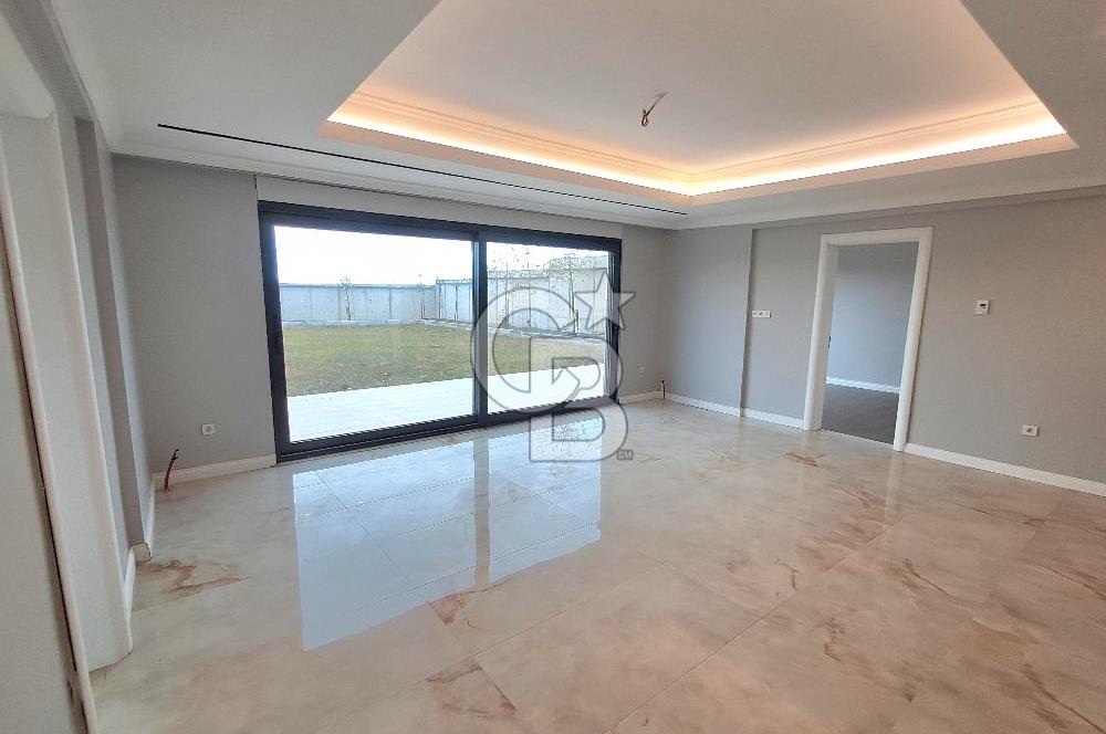 Arnavutköy Durusu'da Satılık Tripleks Villa, Göl Manzaralı