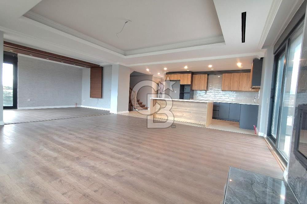 Arnavutköy Durusu'da Satılık Tripleks Villa, Göl Manzaralı