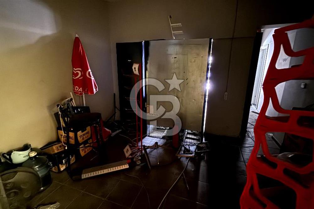 Bornovanın En İşlek Noktasında Küçük Parkta Kiralık Dükkan