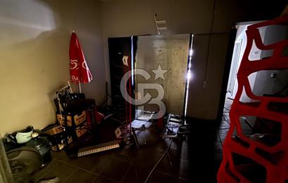 Bornovanın En İşlek Noktasında Küçük Parkta Kiralık Dükkan