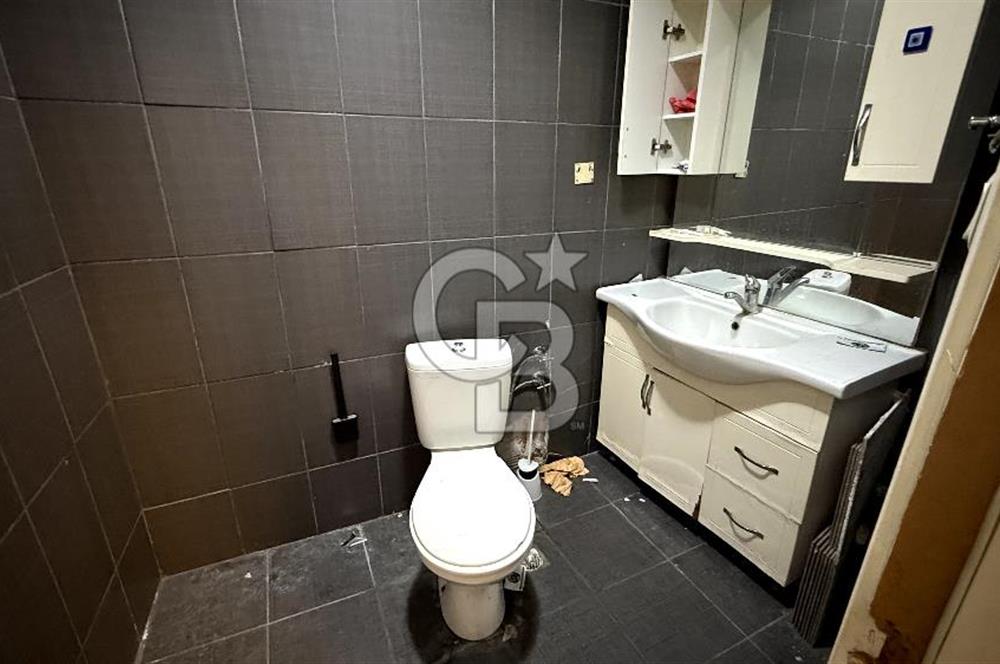 Bornovanın En İşlek Noktasında Küçük Parkta Kiralık Dükkan
