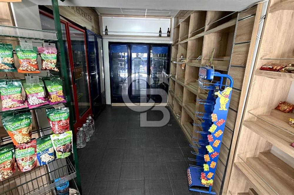 Bornovanın En İşlek Noktasında Küçük Parkta Kiralık Dükkan