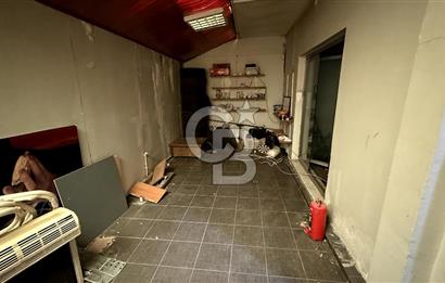 Bornovanın En İşlek Noktasında Küçük Parkta Kiralık Dükkan
