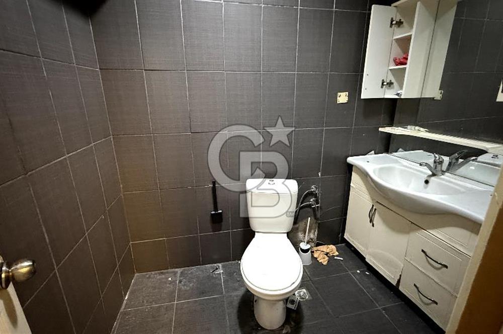 Bornovanın En İşlek Noktasında Küçük Parkta Kiralık Dükkan