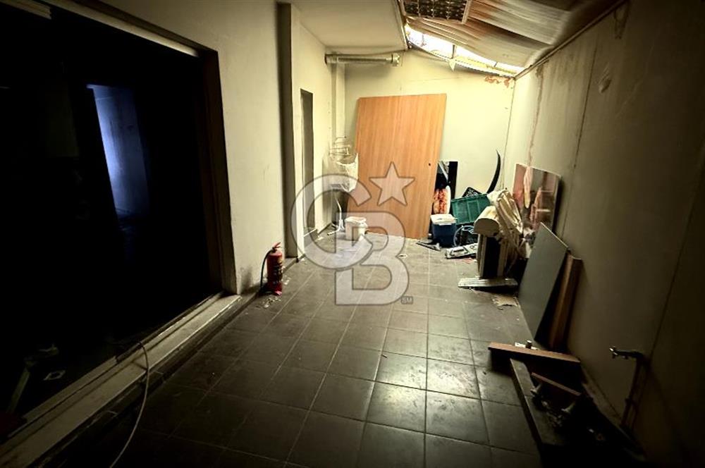Bornovanın En İşlek Noktasında Küçük Parkta Kiralık Dükkan