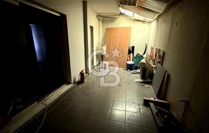 Bornovanın En İşlek Noktasında Küçük Parkta Kiralık Dükkan
