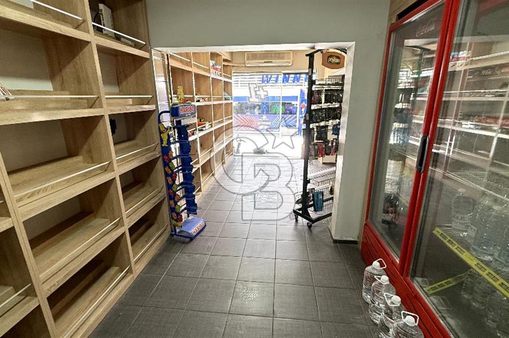 Bornovanın En İşlek Noktasında Küçük Parkta Kiralık Dükkan