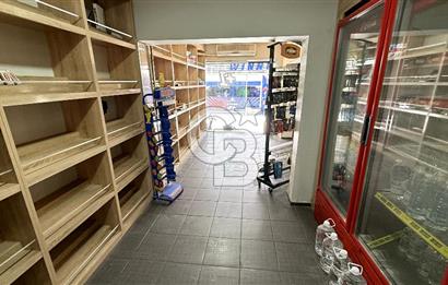 Bornovanın En İşlek Noktasında Küçük Parkta Kiralık Dükkan