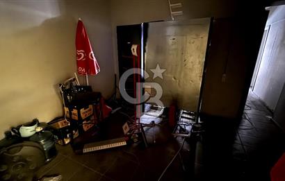 Bornovanın En İşlek Noktasında Küçük Parkta Kiralık Dükkan