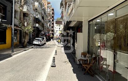 Bornovanın En İşlek Noktasında Küçük Parkta Kiralık Dükkan