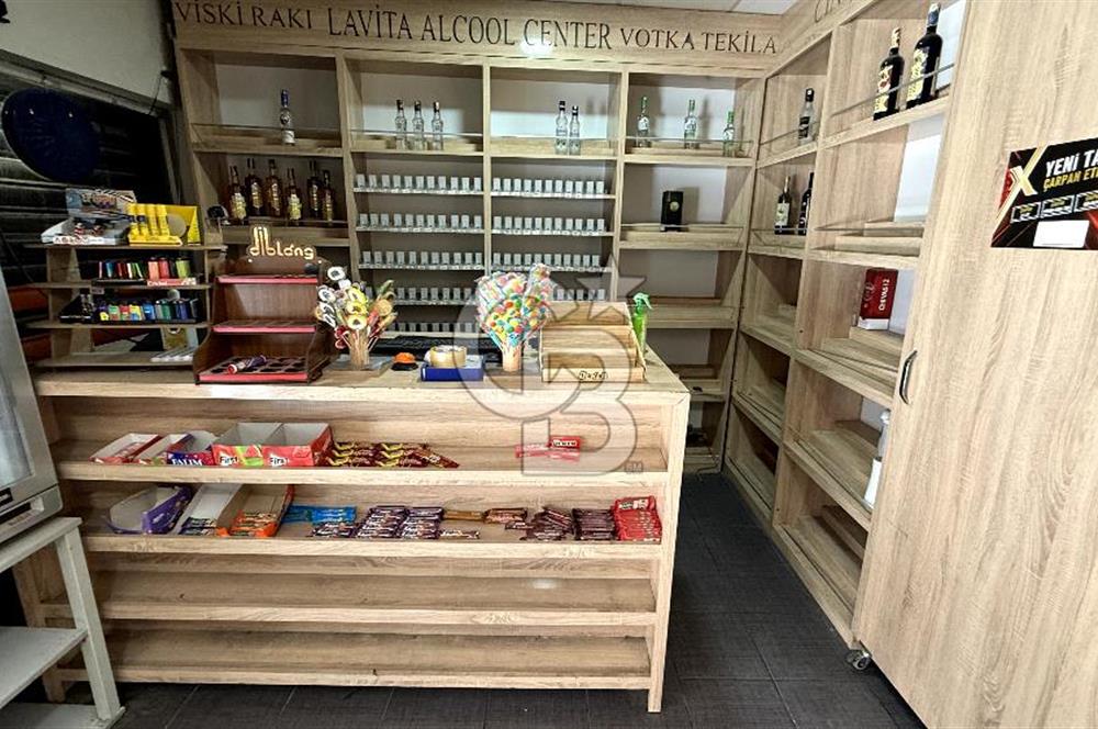 Bornovanın En İşlek Noktasında Küçük Parkta Kiralık Dükkan