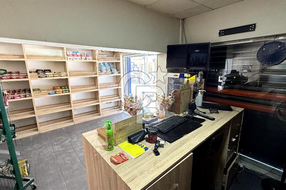 Bornovanın En İşlek Noktasında Küçük Parkta Kiralık Dükkan
