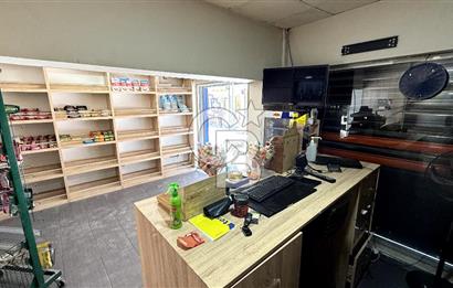 Bornovanın En İşlek Noktasında Küçük Parkta Kiralık Dükkan