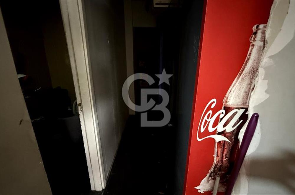 Bornovanın En İşlek Noktasında Küçük Parkta Kiralık Dükkan
